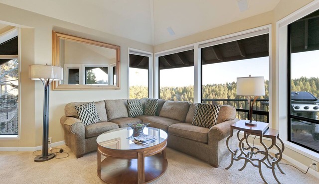 River View Resort Condo with Hot Tub - Mt Bachelor