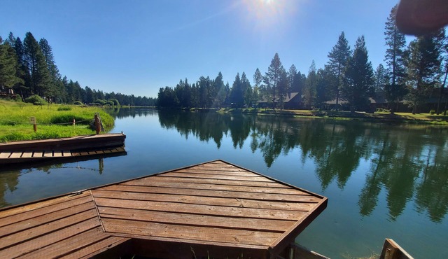 Riverfront Cabin - Sunriver/Mt.Bachelor, HotTub, Pet Friendly! in Bend