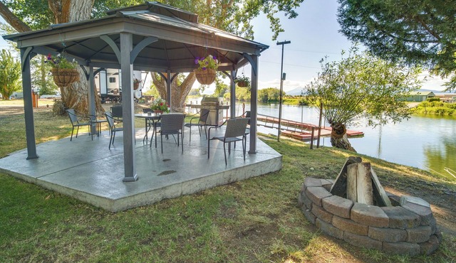 Riverfront Resort Cabin ~ 21 Mi to Crater Lake NP!