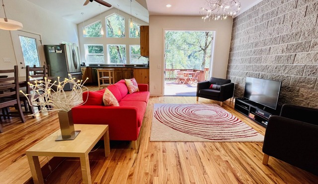 Riverfront Stunning Open Concept 3bdrm near outdoor activities