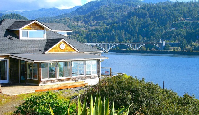 River’s End-Best Pacific Ocean and Rogue River Views on 2+Acres with a Hot Tub!