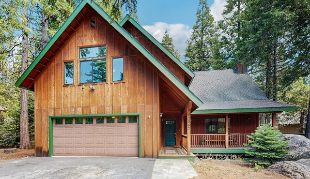 Rustic cabin with WiFi, washer/dryer, multiple decks, & beautiful forest views