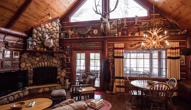 Rustic Luxurious Log Cabin on magestic Round Lake at Richardson Bay cabin 7 in Hayward