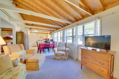 Rustic Retreat Across from Lake; Family Friendly! in Union