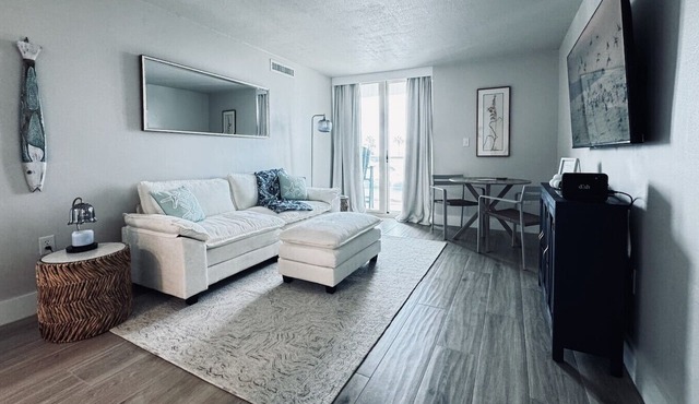Sabine 1E Couples Getaway Freshly Remodeled- Brand New Everything!