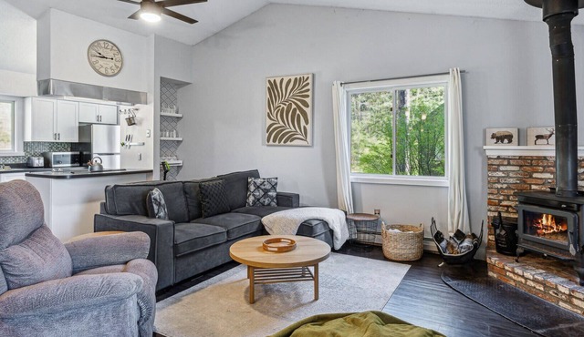 Saltbox Condo with Fireplace, near Quechee Village