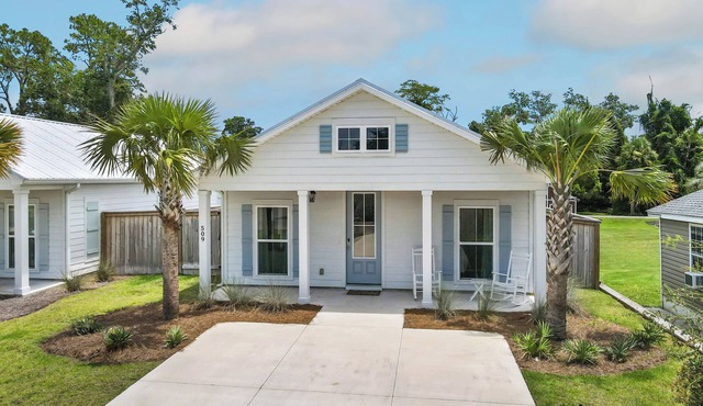 Salty Blue is a new 2BD/2BA cottage, walking distance to restaurants & shops! Pool and fenced yard!