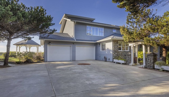 Sanctuary at Seal Rock - Pet Friendly, Oceanfront, Hot Tub, BBQ, Beach Access