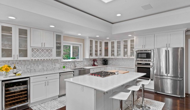 Scenic Solitude: Gorgeous Remodeled 3 Bedroom 2 and a Half Baths Panoramic Views Hot Tub and More