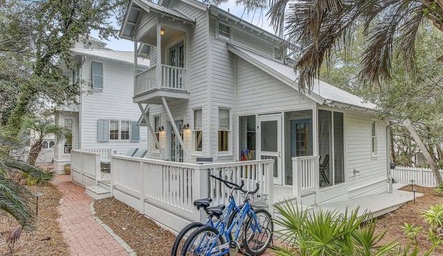 Seaside Cottage "Sea Shack" * Adorable Tupelo Street, * Sleeps 4 *