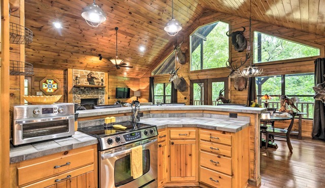 Secluded Northwest Arkansas Cabin: Fire Pit & Deck