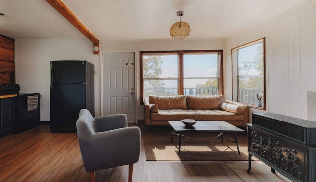 Secluded rustic 2-bedroom cabin on nature retreat in Dunlap