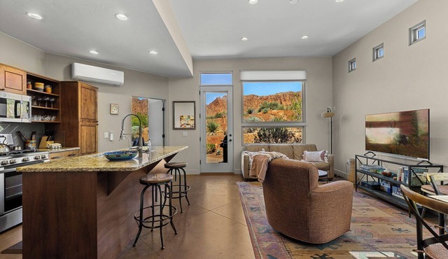 "SERENE DESERT GETAWAY" La Casa Coyote, Kayenta Art Village W/Views of Red Rock