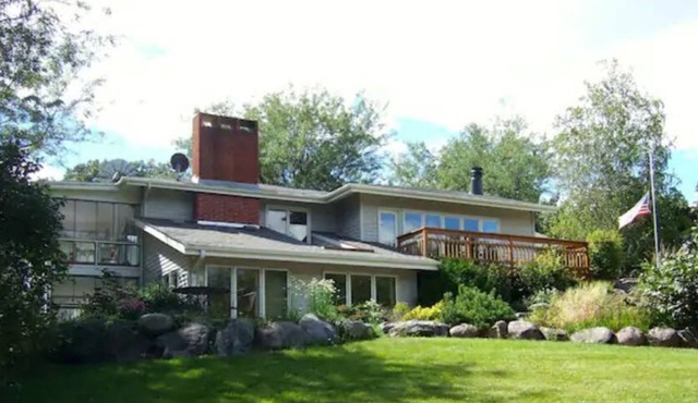 Serene rural accommodations minutes away from Ames and Iowa State University in Ames