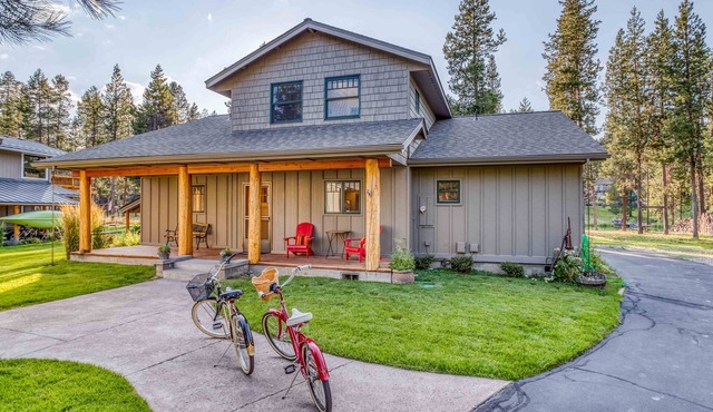 Settle Inn and relax by the riverfront at this Pet Friendly, Hot Tub Home. in Sunriver