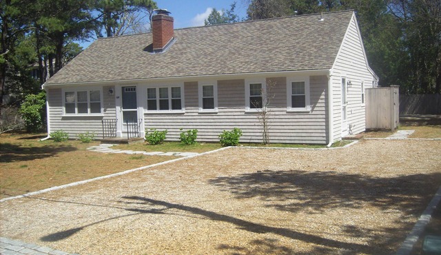 Short stroll to public and private beaches, cottage in Dennisport