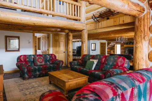 Silverthorne Cabin with Hot Tub and Forest Access