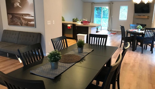 Single Level new remodeled 3bedroom 2 full bath large yard Fenno creek Home