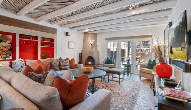 Ski Discounts! Luxe Canyon Rd, near Art Galleries