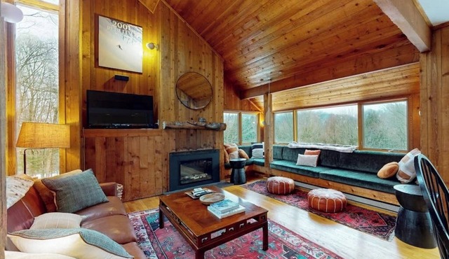 Ski home in the woods with a private hot tub & mountain views