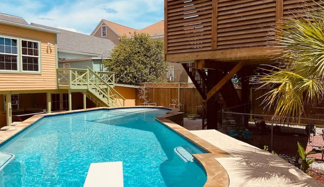 Sleep 20, Historic East End, Heated Huge Pool, Giant 4 story deck