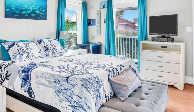 Sleeps 10 with 8 beds! 2 minute walk to the Bay! Gulf access half a block away.