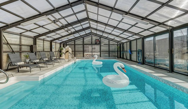 Sleeps 14+, Indoor Heated Pool, Fire Pit & Hot Tub, Luxury Retreat for Group