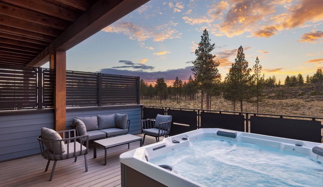 Sleeps 20, 4 Units | 10BDR, Hot Tub, Near Old Bend + DT | Aerie by AvantStay