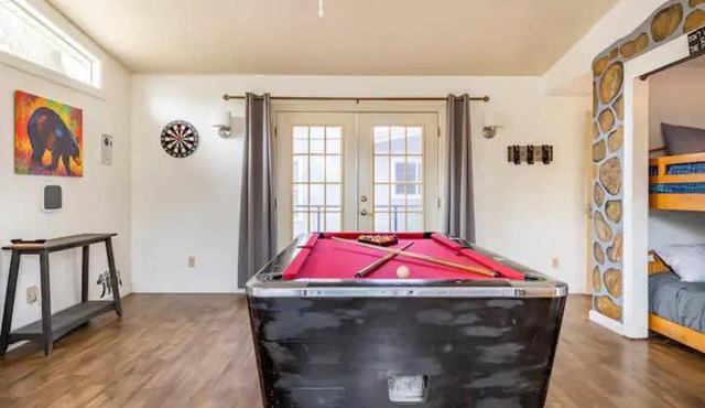 Sleeps 22 Pool table Hot Tub shuffle board darts in Oakhurst