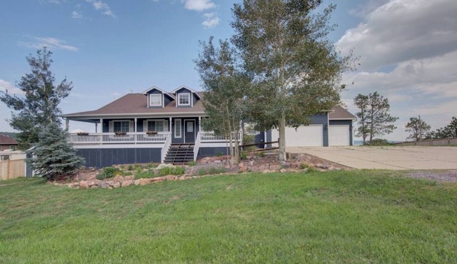 Sleeps 25 Raspberry Mountain Farmhouse in Monument
