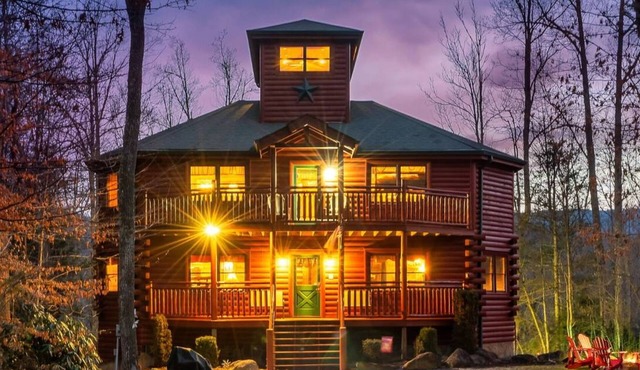 Smoky Cabin Private Indoor Hot Pool, Hot Tub, Theater, Rafting & Tubing 15 Min!