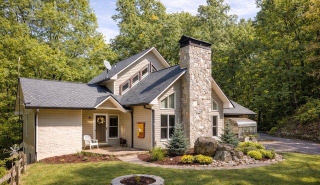 Solace Mountain Cozy Mountain Retreat with Game Room, sleeps 9, Wifi, private