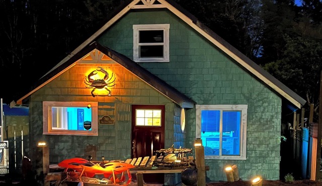 Soothing Crab themed 3-bedroom home with WiFi and a hot tub in Winchester Bay.