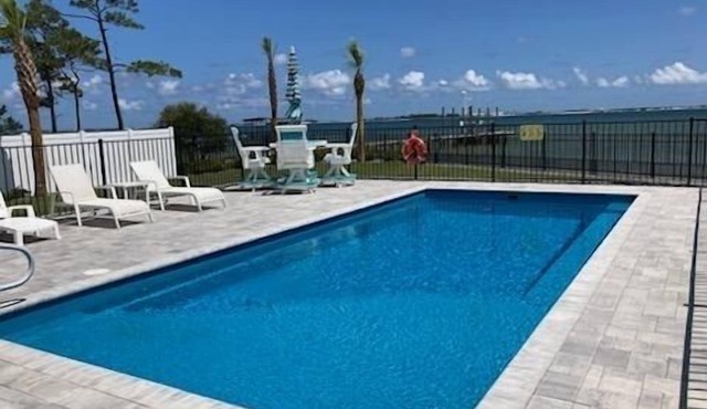 Sound-front beauty minutes from beach & pier with private washer/dryer & patio