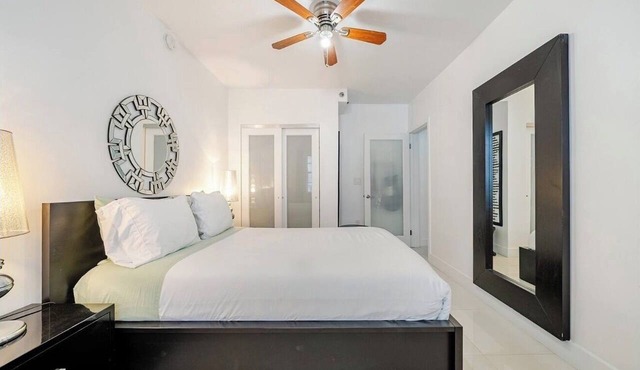 South of Fifth Beachside Condo 2Bed 1B, Pool, 2 Beach Chairs, 1 Umbrella