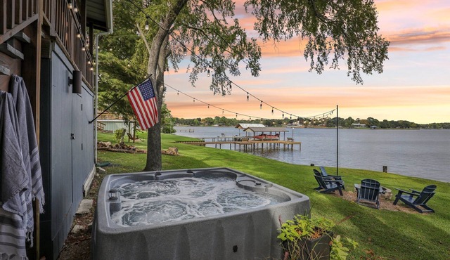 Southside of Heaven is a luxury 3 bedroom cabin located on beautiful Cedar Creek Lake