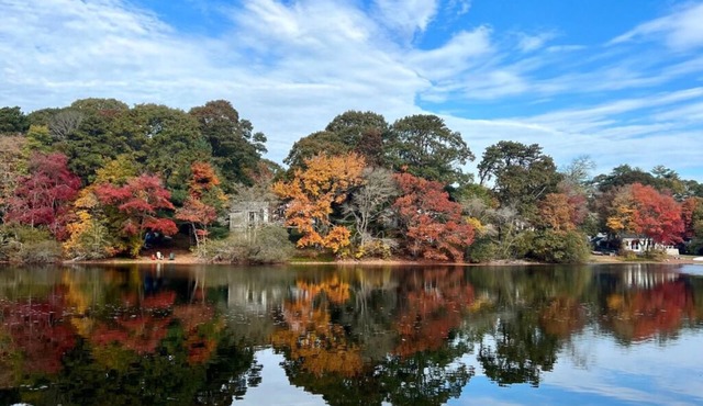 Spacious 4-bedroom Lakefront cottage in picturesque Bourne