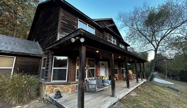 Spacious 5-bedroom cabin serene 40 acre retreat in West Fork