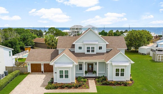 Spacious 5-bedroom house in Panama City Beach. 2-minute walk to the beach.