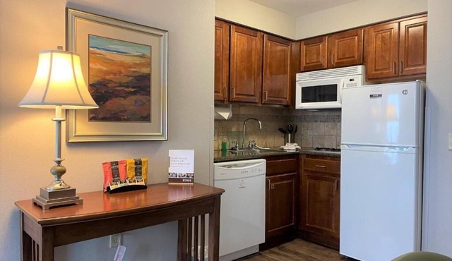 Spacious Accessible Studio w/Walk-In Shower in Oconomowoc