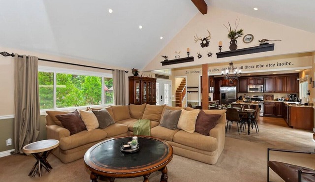 Spacious Cabin, AC, Deck + Fireplace, Games
