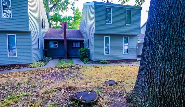 Spacious duplex, located in plain township, peaceful walk your dog atmosphere. in Canton