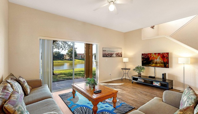 Spacious End-Unit Townhouse, 2 Master Suites, at Regal Palms, close to Clubhouse