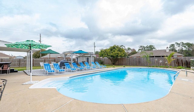 Spacious Family Pool Home near White Sand Beaches, Shopping and attractions