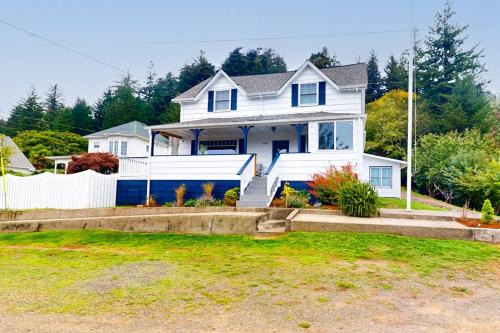 Spacious home with river views hot tub covered porch deck grill & W&D in Gardiner