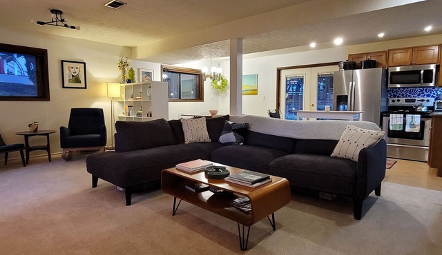 Spacious Mid Century apartment - 5 min walk to Reed College