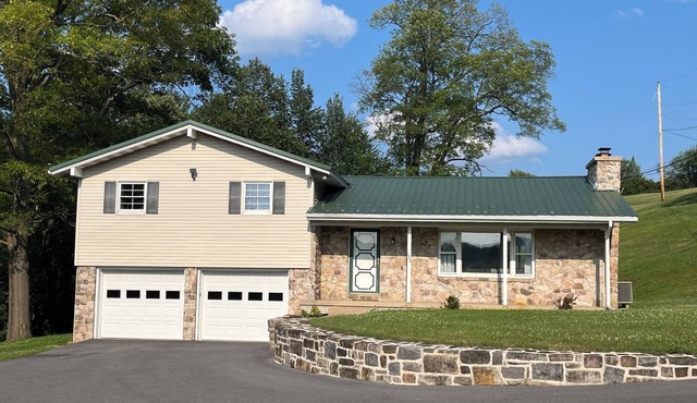 Spacious retreat:12 Min to Beaver Stadium, 1 min Fisherman’s Paradise, 8 to SCE