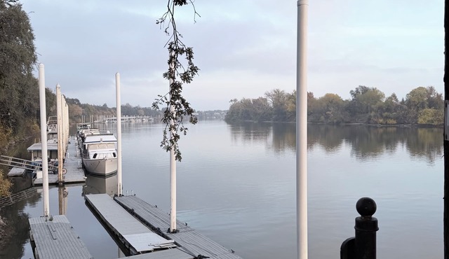 Spacious Riverfront Getaway 5 beds 3.5 bath & views