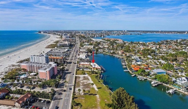 SPECIAL PRICING OCTOBER THRU NOVEMBER Bayfront Beauty Condo Across From Beach in St. Pete Beach