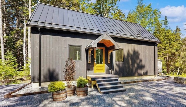 Spruce Shores Retreat: New Home with Hot Tub, Spacious Deck, Gas Grill, WiFi, and Washer/Dryer